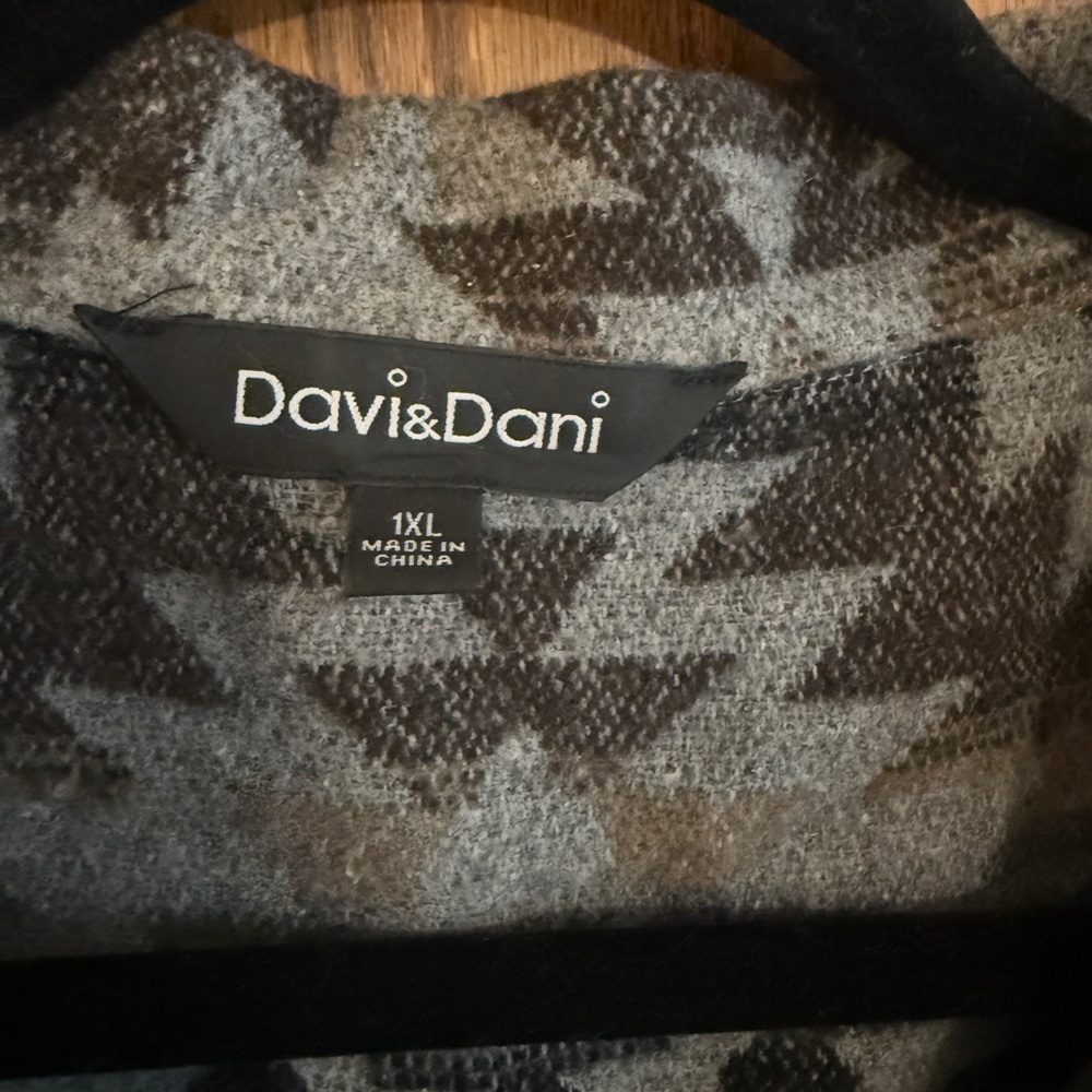 Davi & Dani 1XL Aztec Print Shacket Gray Brown Button Front - Picture 2 of 8